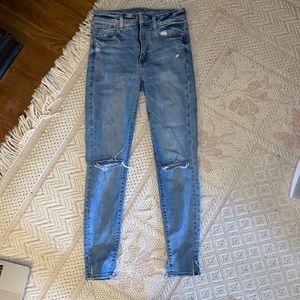 Light wash ripped American eagle jeans